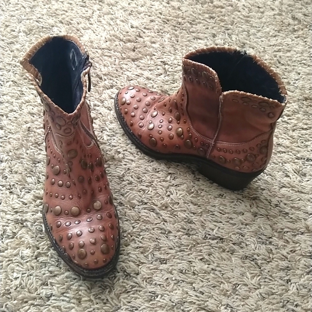 Cobbler bed Stu studded side zip brown leather Heel booties sz 7